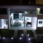 muestra de hogar inteligente color blanco iluminado con focos led