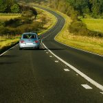 carro en la autopista