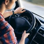 Mujer conduciendo su automóvil