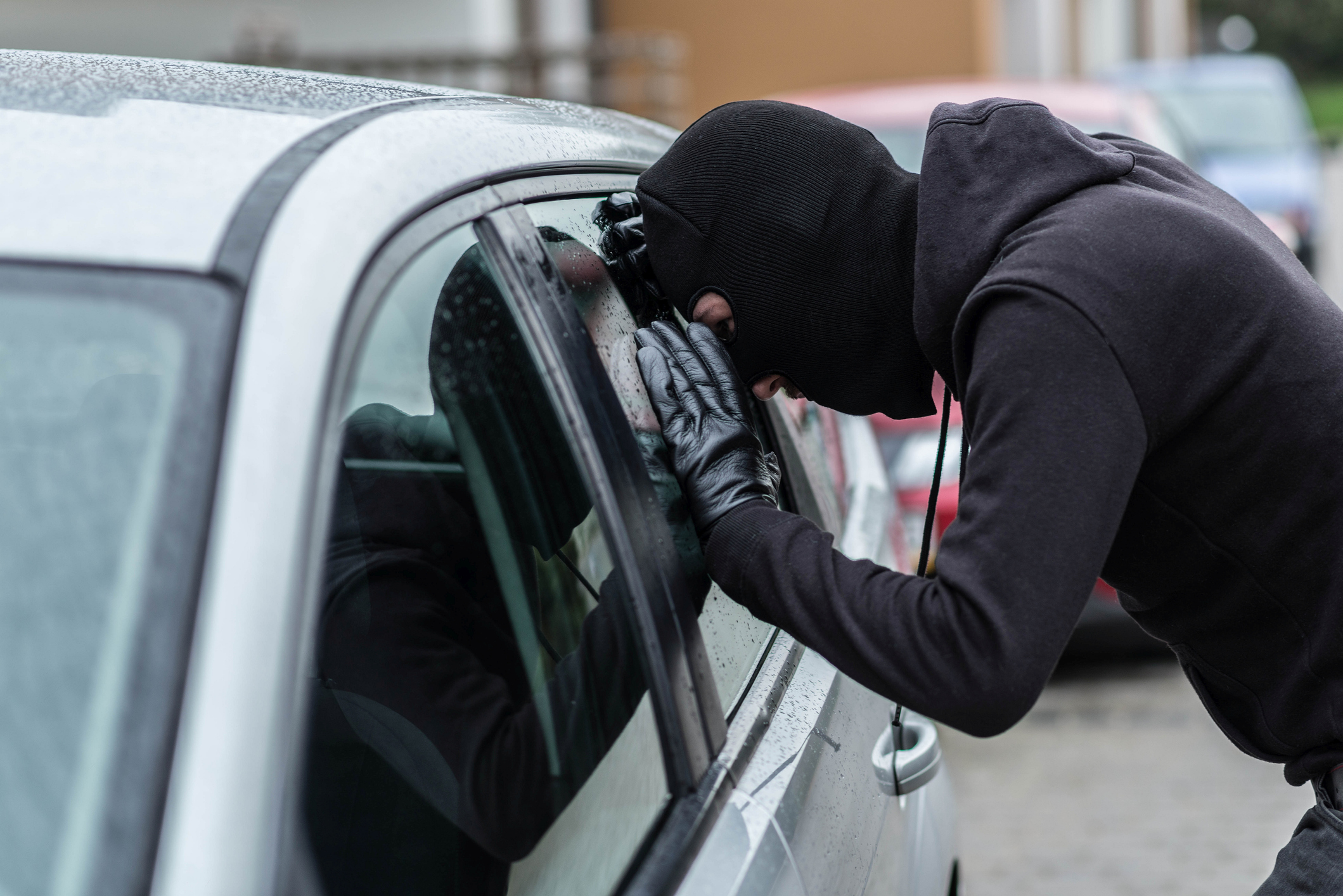 Hombre robando auto