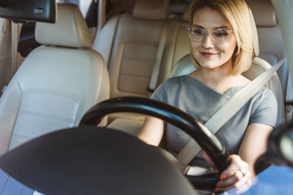 Mujer conduciendo de acuerdo a la conducción segura