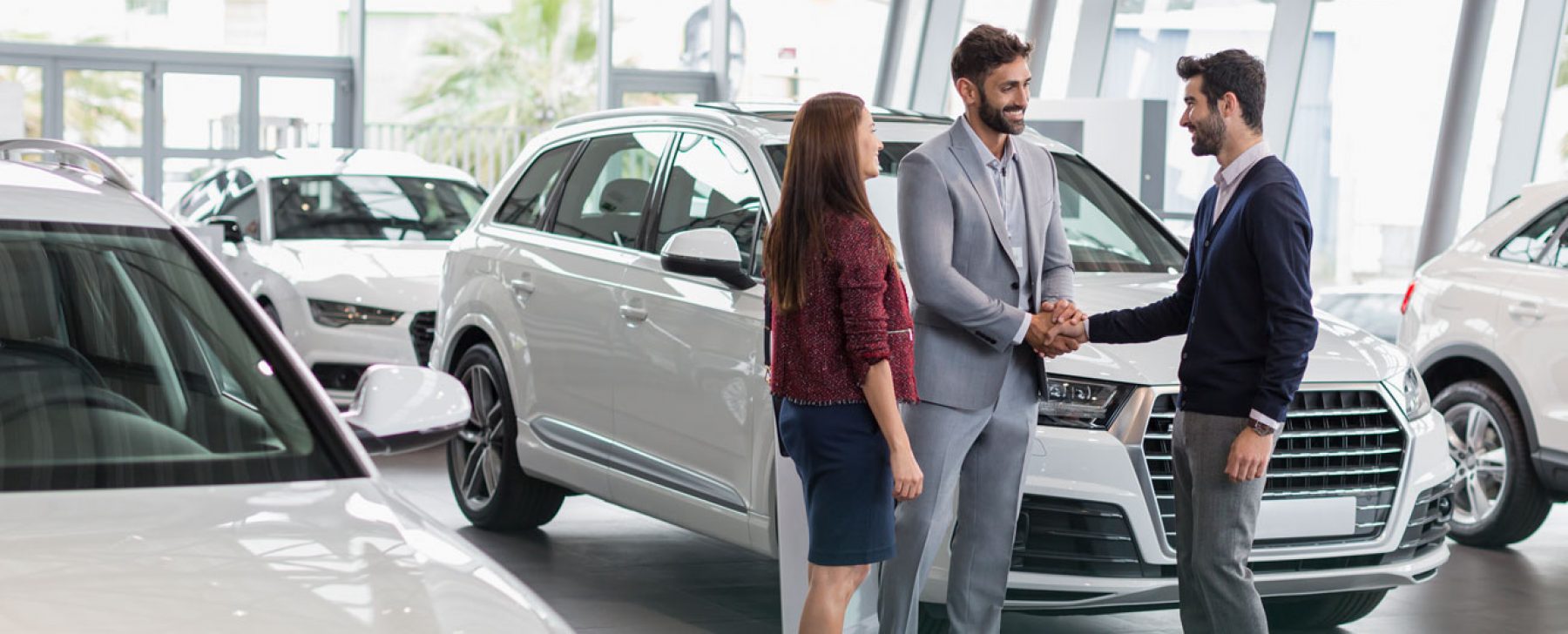 Persona comprando auto