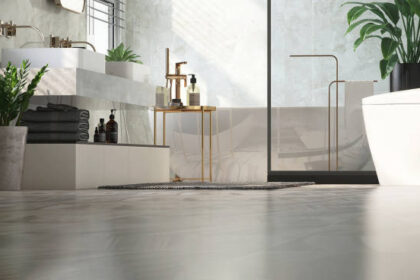 Baño amplio con bañera central y zonas delimitadas de lavabo
